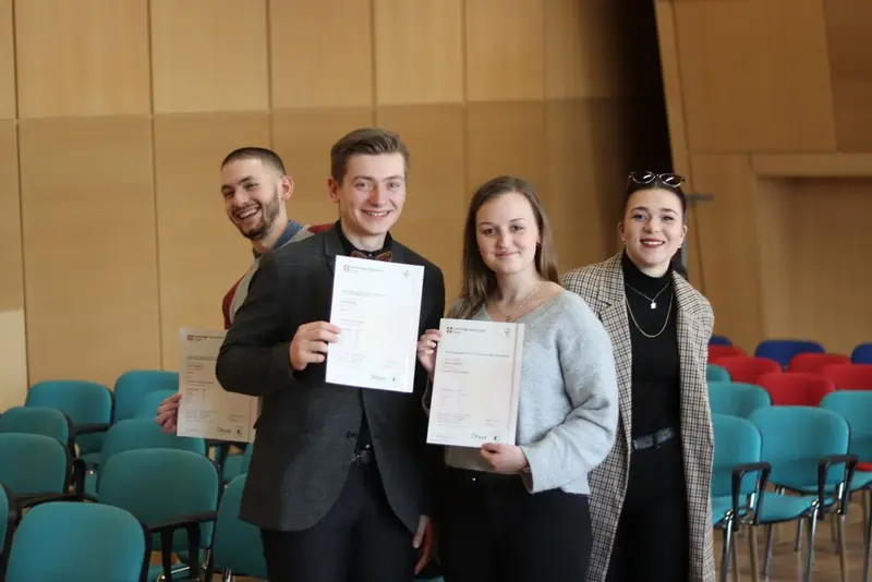 Předávání FCE certifikátů oktavánům