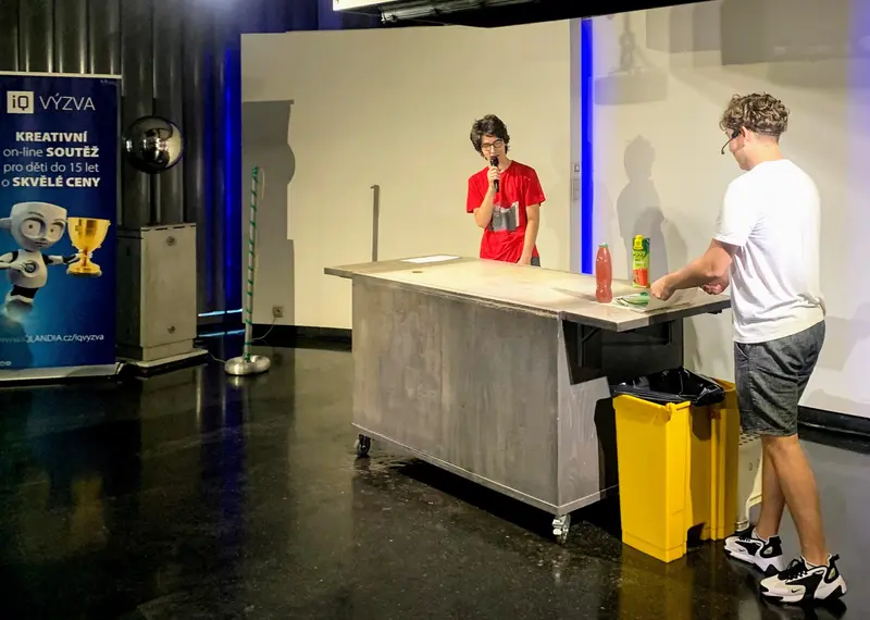 Vidět Newtonovy pohybové zákony v podání kvinty
