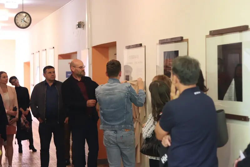 VERNISÁŽ VÝSTAVY V GALERII NA CHODBĚ